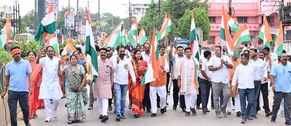 तिरंगा सिर्फ एक कपड़ा नहीं, हमारी संप्रभुता का प्रतीक, शहीदों के बलिदान को रखें अमर-राजस्व मंत्री टंक राम वर्मा तिरंगा सिर्फ एक कपड़ा नहीं, हमारी संप्रभुता का प्रतीक, शहीदों के बलिदान को रखें अमर-राजस्व मंत्री टंक राम वर्मा