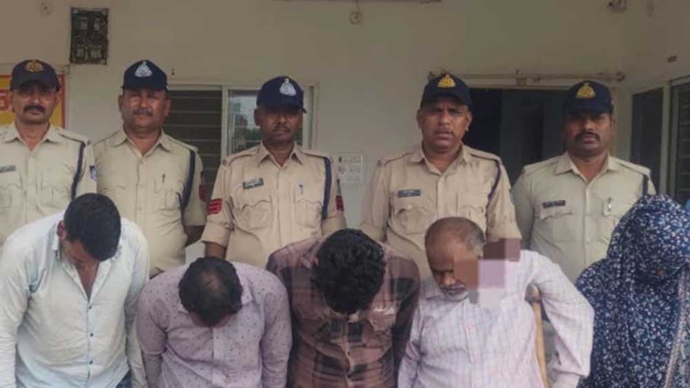 शादी का झांसा देकर कैश-जेवर लूटे, बड़वानी में 24 घंटे में ‘लुटेरी दुल्हन’ गिरोह का पर्दाफाश; पांच गिरफ्तार शादी का झांसा देकर कैश-जेवर लूटे, बड़वानी में 24 घंटे में ‘लुटेरी दुल्हन’ गिरोह का पर्दाफाश; पांच गिरफ्तार