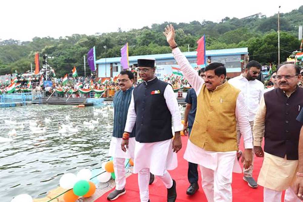 बड़े तालाब में तिरंगा नौका यात्रा निकालकर प्रदेश ने रचा नया कीर्तिमान : मुख्यमंत्री डॉ. यादव बड़े तालाब में तिरंगा नौका यात्रा निकालकर प्रदेश ने रचा नया कीर्तिमान : मुख्यमंत्री डॉ. यादव