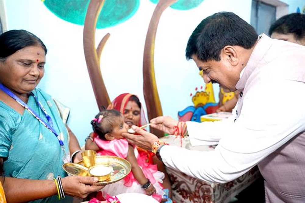 मुख्यमंत्री डॉ. यादव ने टीकमगढ़ में आंगनवाड़ी केन्द्र और जिला अस्पताल का किया निरीक्षण मुख्यमंत्री डॉ. यादव ने टीकमगढ़ में आंगनवाड़ी केन्द्र और जिला अस्पताल का किया निरीक्षण