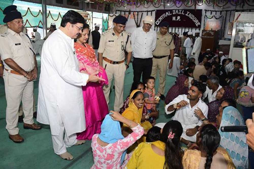 रक्षाबंधन के अवसर पर प्रदेश की जेलों में भावनात्मक माहौल, बहनों ने जेल पहुंचकर भाइयों की कलाई पर बांधी राखी