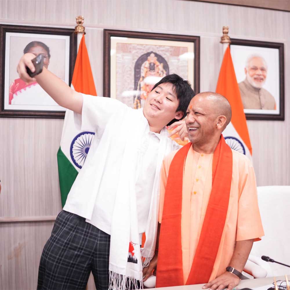 जापानी Gen-Z संग सेल्फी में दिखा नया अंदाज, प्रोटोकॉल से परे योगी की सादगी जापानी Gen-Z संग सेल्फी में दिखा नया अंदाज, प्रोटोकॉल से परे योगी की सादगी
