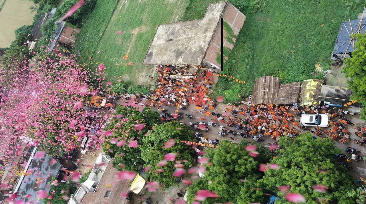 कांवड़ियों पर हेलीकॉप्टर से पुष्पवर्षा, गूंजा हर-हर महादेव का जयघोष कांवड़ियों पर हेलीकॉप्टर से पुष्पवर्षा, गूंजा हर-हर महादेव का जयघोष