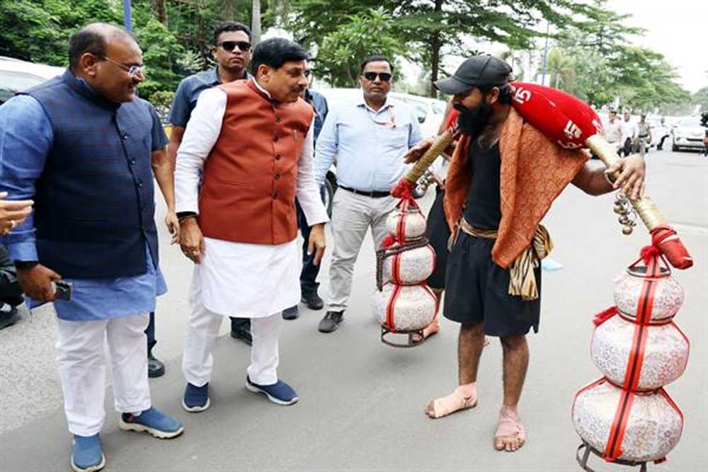 मुख्यमंत्री डॉ. यादव इंदौर में काफिला रूकवाकर कावड़ यात्री से मिले मुख्यमंत्री डॉ. यादव इंदौर में काफिला रूकवाकर कावड़ यात्री से मिले