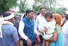 बाढ़ प्रभावित परिवारों के बीच पहुंचे वन मंत्री केदार कश्यप