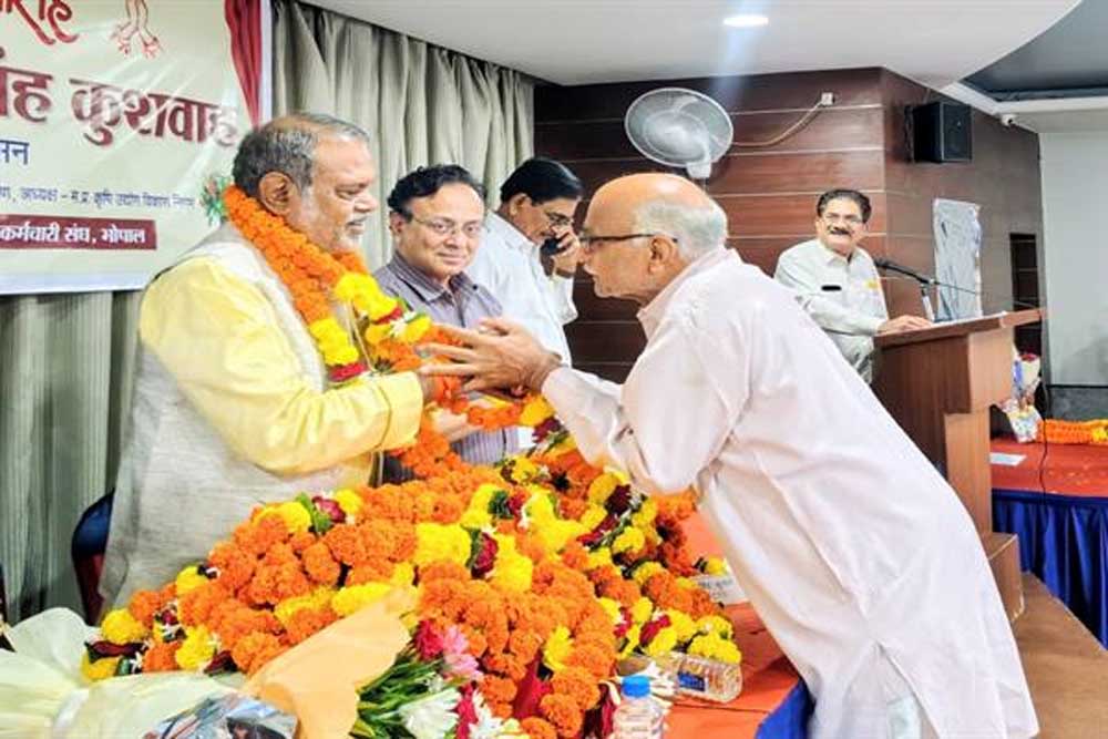मंत्री कुशवाह ने एमपी एग्रो के पदोन्नत कर्मियों को दी हार्दिक बधाई मंत्री कुशवाह ने एमपी एग्रो के पदोन्नत कर्मियों को दी हार्दिक बधाई