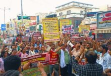अवधपुरी में नगर निगम की नोटिस-सीलिंग कार्रवाई का विरोध, व्यापारियों ने निकाला पैदल मार्च