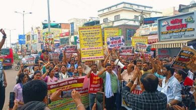 अवधपुरी में नगर निगम की नोटिस-सीलिंग कार्रवाई का विरोध, व्यापारियों ने निकाला पैदल मार्च