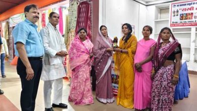 राज्यमंत्री  राधा सिंह ने किया भोपाल हाट के राखी मेले का भ्रमण