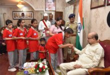 लोक भवन में गूंजा अपनत्व का संदेश, दिव्यांग बच्चों ने राज्यपाल  रमेन डेका को बांधा रक्षा सूत्र