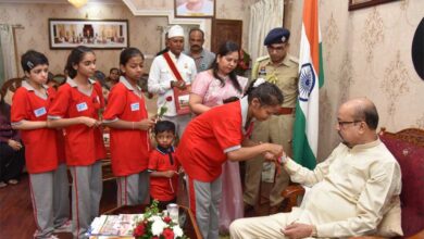 लोक भवन में गूंजा अपनत्व का संदेश, दिव्यांग बच्चों ने राज्यपाल  रमेन डेका को बांधा रक्षा सूत्र