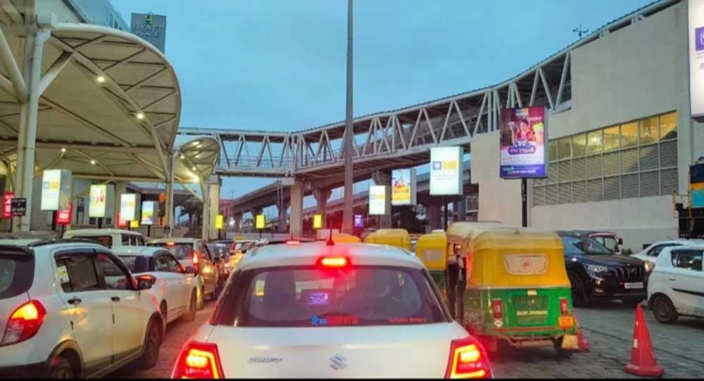 वर्ल्ड क्लास सुविधाओं के बावजूद रानी कमलापति स्टेशन पर ट्रैफिक जाम, प्रीमियम ट्रेनों के समय 30 मिनट तक फंसे वाहन वर्ल्ड क्लास सुविधाओं के बावजूद रानी कमलापति स्टेशन पर ट्रैफिक जाम, प्रीमियम ट्रेनों के समय 30 मिनट तक फंसे वाहन