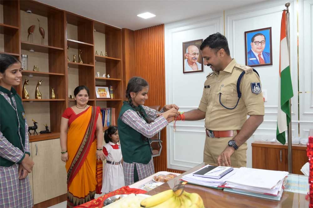 छात्राओं ने तिलक लगाकर राखी बांधी, एसपी ने सुरक्षा के साथ शिक्षा और आत्मविश्वास का दिया संदेश
