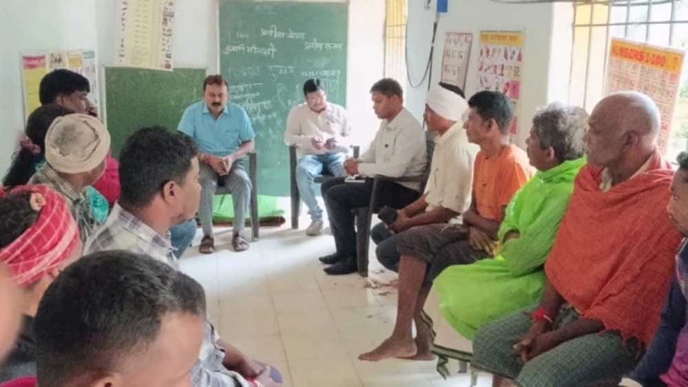 करोड़ों की रॉयल्टी देने वाला गांव, फिर भी तिरपाल के नीचे पढ़ने को मजबूर बच्चे करोड़ों की रॉयल्टी देने वाला गांव, फिर भी तिरपाल के नीचे पढ़ने को मजबूर बच्चे