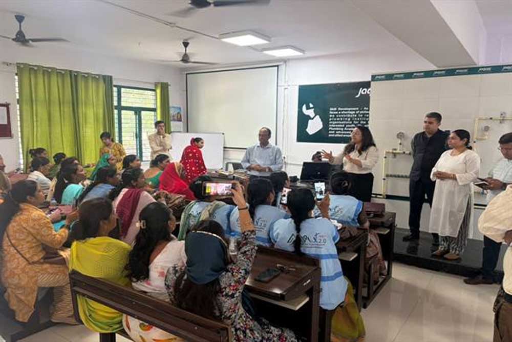प्रदेश में अमृत मित्र महिलाएं अब जल वितरण प्रणाली में करेंगी लीकेज डिटेक्शन एवं रिपेयर का कार्य : आयुक्त भोंडवे प्रदेश में अमृत मित्र महिलाएं अब जल वितरण प्रणाली में करेंगी लीकेज डिटेक्शन एवं रिपेयर का कार्य : आयुक्त भोंडवे
