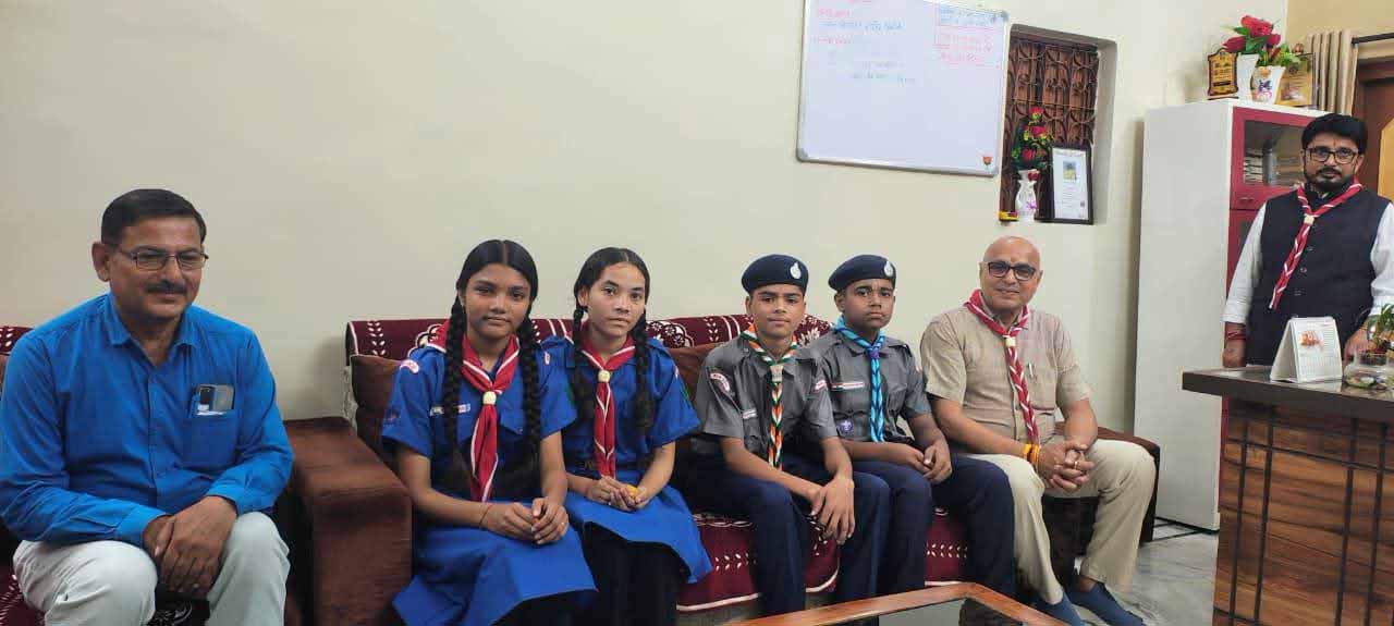 विश्व स्कार्फ दिवस पर सांसद, कलेक्टर सहित जनप्रतिनिधियों एवं अधिकारियों को पहनाया गया स्काउट स्कार्फ विश्व स्कार्फ दिवस पर सांसद, कलेक्टर सहित जनप्रतिनिधियों एवं अधिकारियों को पहनाया गया स्काउट स्कार्फ
