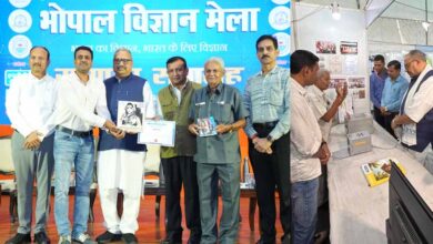रामप्रसाद विश्वकर्मा की मैकेनिकल वोटिंग मशीन को भोपाल विज्ञान मेले में द्वितीय पुरस्कार रामप्रसाद विश्वकर्मा की मैकेनिकल वोटिंग मशीन को भोपाल विज्ञान मेले में द्वितीय पुरस्कार