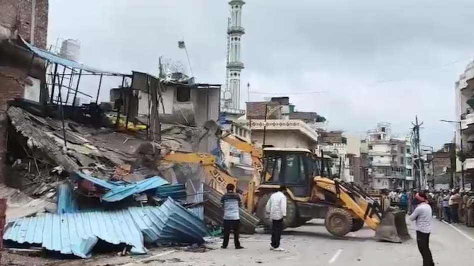 वाराणसी में जायका रेस्टोरेंट पर चला VDA का बुलडोजर, अवैध निर्माण पर कार्रवाई वाराणसी में जायका रेस्टोरेंट पर चला VDA का बुलडोजर, अवैध निर्माण पर कार्रवाई