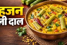 सहजन की फली वाली दाल बनाने के लिए प्याज, टमाटर और मसालों के साथ लगाएं तड़का