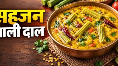 सहजन की फली वाली दाल बनाने के लिए प्याज, टमाटर और मसालों के साथ लगाएं तड़का