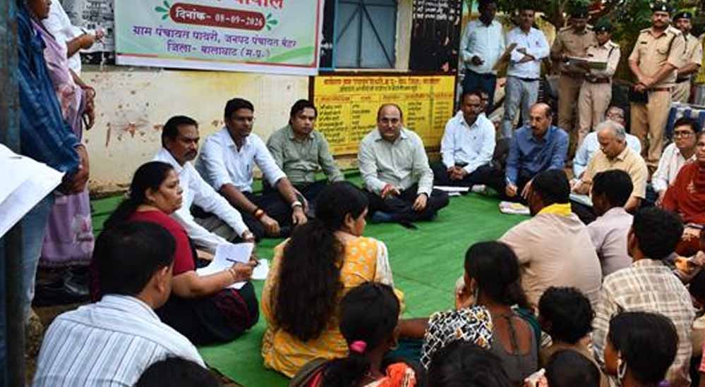 संभागायुक्त ने बालाघाट के पाथरी ग्राम में की रात्रि चौपाल