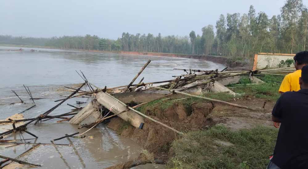 बरेली में टंकी गिरने का प्रमुख कारण नदी का तेज कटान, निर्माण में नहीं हुई कोई लापरवाही बरेली में टंकी गिरने का प्रमुख कारण नदी का तेज कटान, निर्माण में नहीं हुई कोई लापरवाही