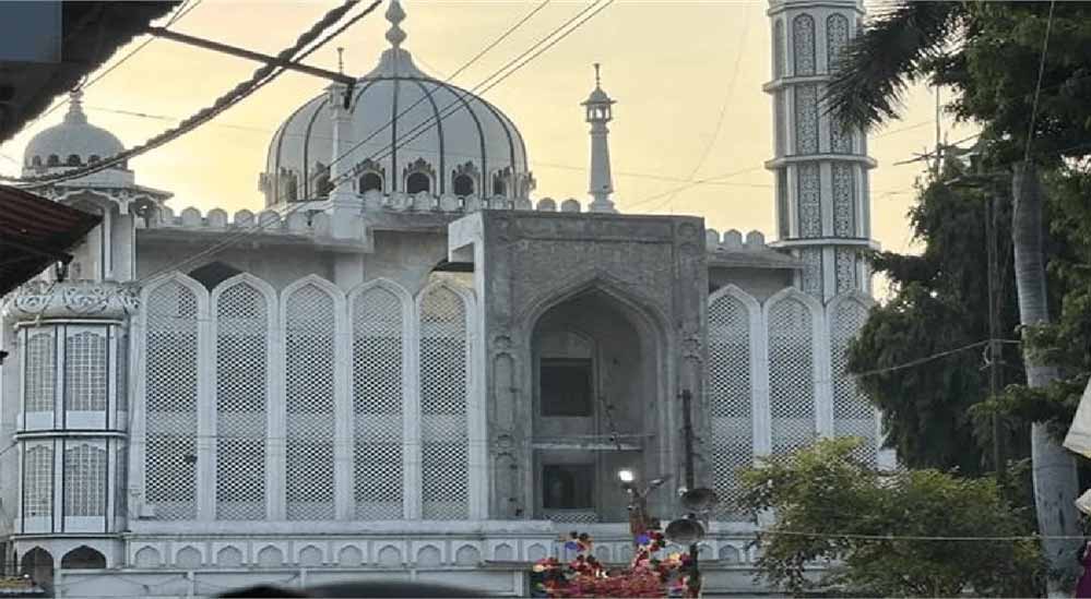 उज्जैन में 100 साल पुरानी मस्जिद पर संकट, हाईकोर्ट से नहीं मिली राहत; सिंहस्थ के लिए होगी सड़क चौड़ी उज्जैन में 100 साल पुरानी मस्जिद पर संकट, हाईकोर्ट से नहीं मिली राहत; सिंहस्थ के लिए होगी सड़क चौड़ी