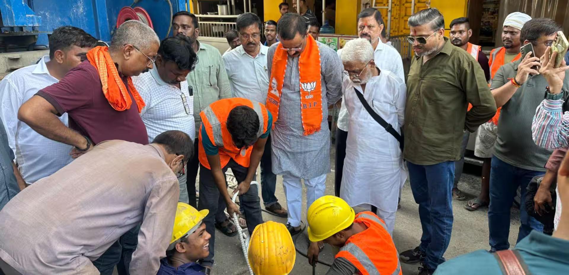 मुख्य लाइन जाम कर सहायक गलियों में सीवर ओवरफ्लो कराने की साजिश, नगर निगम ने भेलूपुर थाने में दी तहरीर मुख्य लाइन जाम कर सहायक गलियों में सीवर ओवरफ्लो कराने की साजिश, नगर निगम ने भेलूपुर थाने में दी तहरीर
