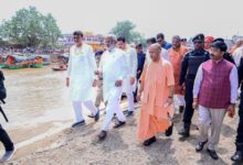 चित्रकूट में सीएम योगी ने बाढ़ पीड़ितों के घावों पर लगाया मरहम, बांटी राहत सामग्री, ढहे मकानों के लिए दिए चेक
