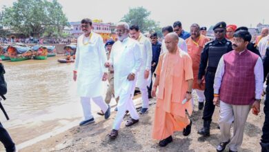 चित्रकूट में सीएम योगी ने बाढ़ पीड़ितों के घावों पर लगाया मरहम, बांटी राहत सामग्री, ढहे मकानों के लिए दिए चेक