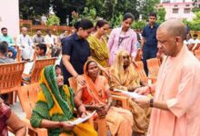 बारिश के बीच CM योगी का जनता दर्शन, करीब 200 फरियादियों की सुनी समस्याएं