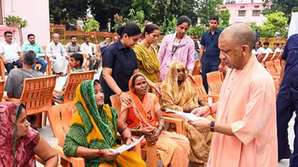 बारिश के बीच CM योगी का जनता दर्शन, करीब 200 फरियादियों की सुनी समस्याएं बारिश के बीच CM योगी का जनता दर्शन, करीब 200 फरियादियों की सुनी समस्याएं