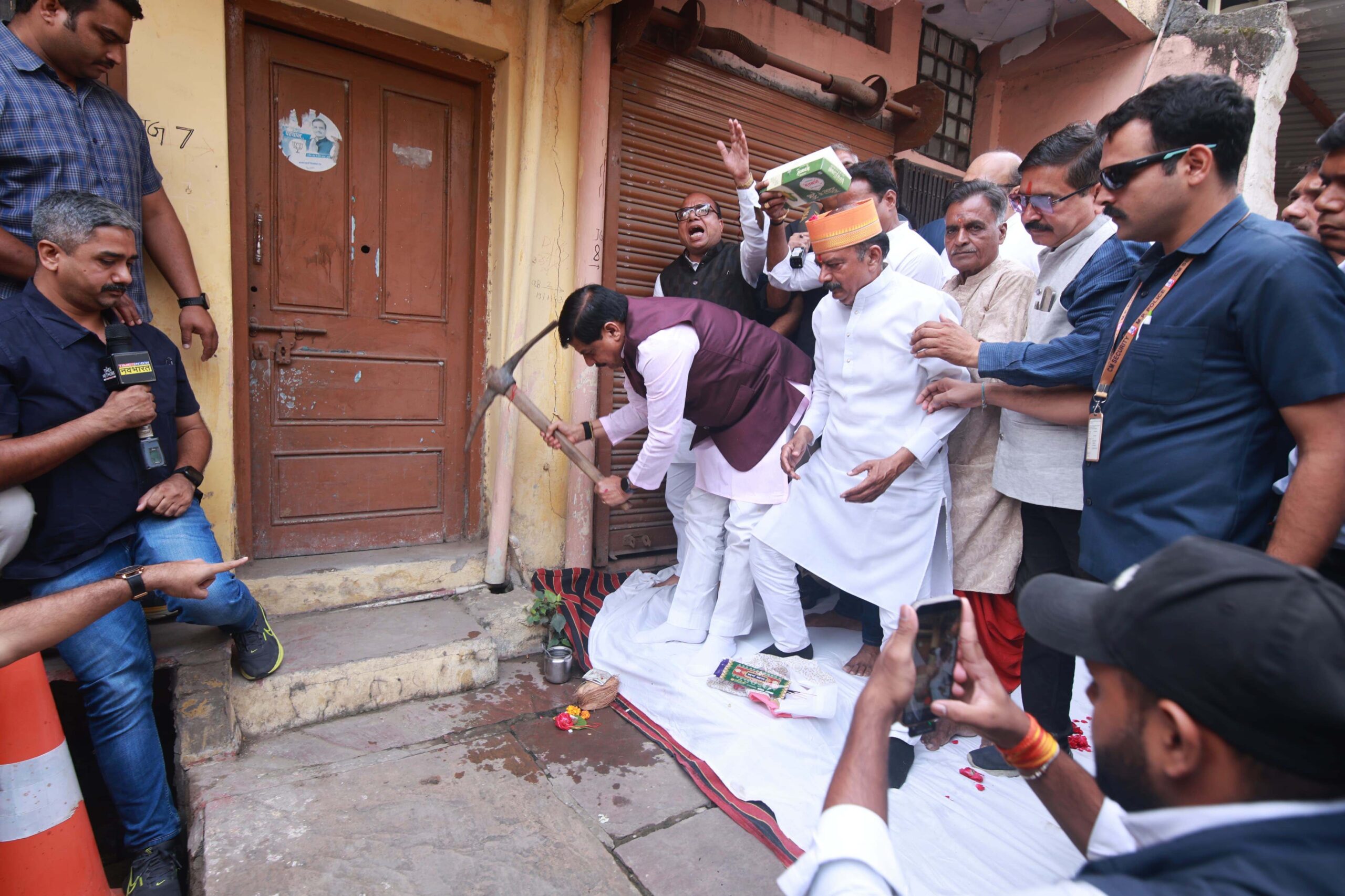 जिस घर में जन्मे, छोटे से बड़े हुए, खेले-कूदे…,’ कहते-कहते भावुक हुए सीएम डॉ. यादव, अपने ही घर पर आखिर क्यों चलाई गैंती? जिस घर में जन्मे, छोटे से बड़े हुए, खेले-कूदे…,’ कहते-कहते भावुक हुए सीएम डॉ. यादव, अपने ही घर पर आखिर क्यों चलाई गैंती?
