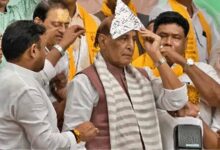 चांदी का मुकुट लौटाते हुए बोले राजनाथ सिंह- ‘गरीब बेटी को पायल बनवाकर दे देना’, वीडियो वायरल