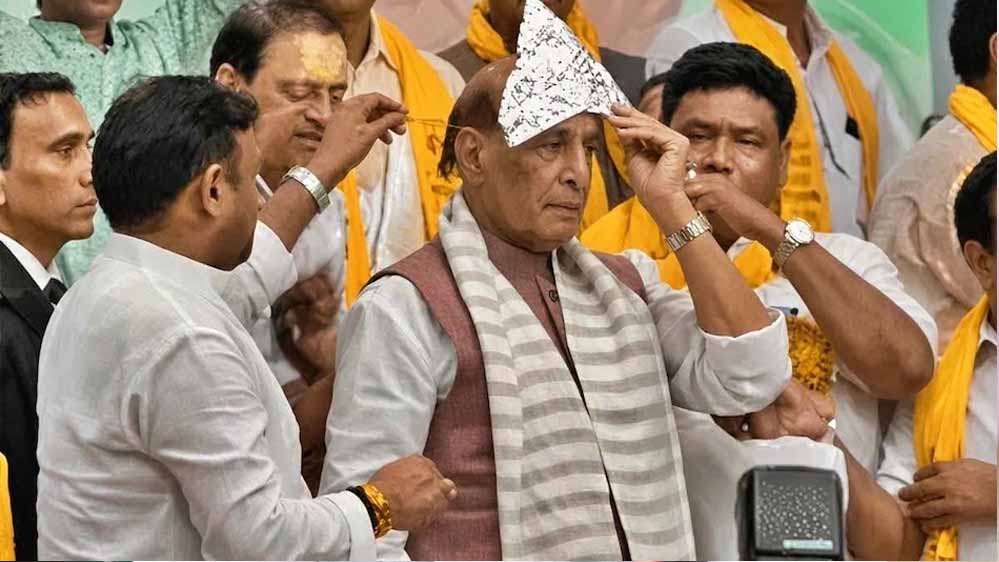 चांदी का मुकुट लौटाते हुए बोले राजनाथ सिंह- ‘गरीब बेटी को पायल बनवाकर दे देना’, वीडियो वायरल चांदी का मुकुट लौटाते हुए बोले राजनाथ सिंह- ‘गरीब बेटी को पायल बनवाकर दे देना’, वीडियो वायरल