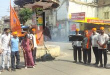 हिन्दू महासभा ने काले झंडों के साथ प्रदर्शन कर केंद्र सरकार का पुतला जलाया ,