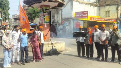 हिन्दू महासभा ने काले झंडों के साथ प्रदर्शन कर केंद्र सरकार का पुतला जलाया , हिन्दू महासभा ने काले झंडों के साथ प्रदर्शन कर केंद्र सरकार का पुतला जलाया ,