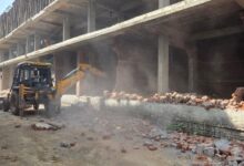 बैंक कॉलोनी में अनुमति के विपरीत निर्माण करने पर 18 दुकानों पर निगम का चला बुल्डोजर  