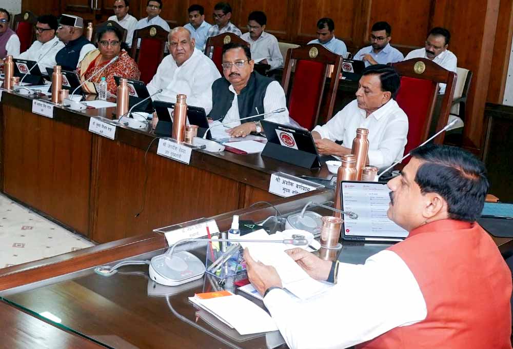 MP कैबिनेट में स्वामित्व योजना की रजिस्ट्री पर विरोध, CS बोले- एक महीने में कराएं; CM ने दिए पटवारियों को समझाने के निर्देश MP कैबिनेट में स्वामित्व योजना की रजिस्ट्री पर विरोध, CS बोले- एक महीने में कराएं; CM ने दिए पटवारियों को समझाने के निर्देश