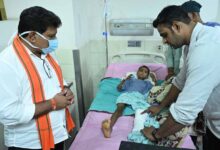 उप मुख्यमंत्री विजय शर्मा ने एम्स रायपुर में महाराष्ट्र सड़क हादसे के घायलों से की मुलाकात