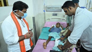 उप मुख्यमंत्री विजय शर्मा ने एम्स रायपुर में महाराष्ट्र सड़क हादसे के घायलों से की मुलाकात