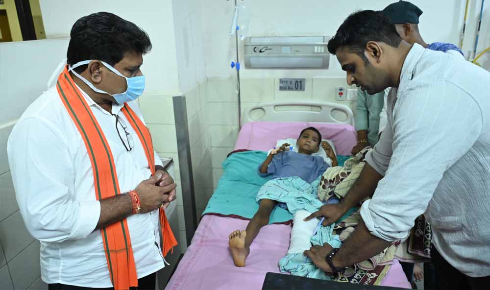उप मुख्यमंत्री विजय शर्मा ने एम्स रायपुर में महाराष्ट्र सड़क हादसे के घायलों से की मुलाकात