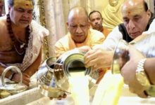 रक्षा मंत्री और मुख्यमंत्री ने बाबा विश्वनाथ के किए दर्शन, PM मोदी के लिए मांगी प्रार्थना