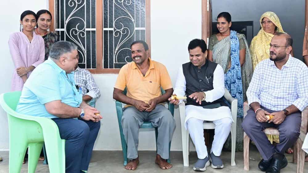 सेवा संकल्प अभियान के तहत ग्रामीणों के बीच पहुंचे पर्यटन एवं संस्कृति मंत्री राजेश अग्रवाल सेवा संकल्प अभियान के तहत ग्रामीणों के बीच पहुंचे पर्यटन एवं संस्कृति मंत्री राजेश अग्रवाल