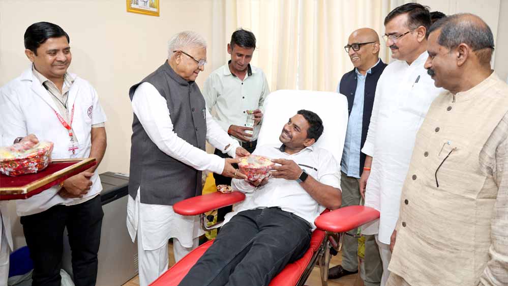 राज्यपाल पटेल ने लोकभवन में रक्तदान-स्वास्थ्य शिविर का किया शुभारंभ, 370 लोग हुए शामिल