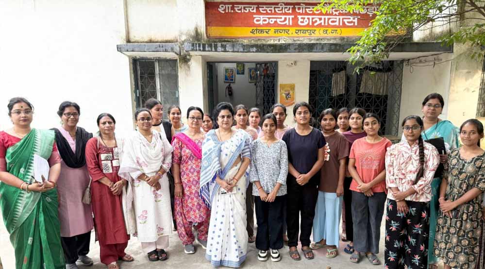 रायपुर : राज्य महिला आयोग की अध्यक्ष डॉ. ममता साहू ने किया कन्या छात्रावास का औचक निरीक्षण रायपुर : राज्य महिला आयोग की अध्यक्ष डॉ. ममता साहू ने किया कन्या छात्रावास का औचक निरीक्षण