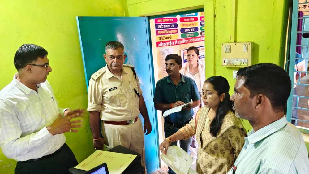 कलेक्टर एवं एसपी ने धनगवां सहकारी समिति का किया निरीक्षण कलेक्टर एवं एसपी ने धनगवां सहकारी समिति का किया निरीक्षण