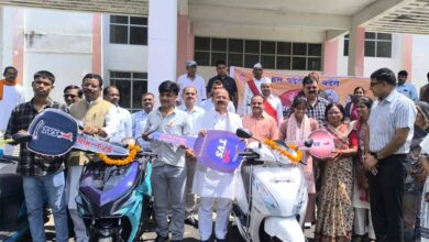 मुख्यमंत्री स्कूटी योजना के अंतर्गत 10 मेधावी विद्यार्थियों को प्रदान की गई स्कूटी