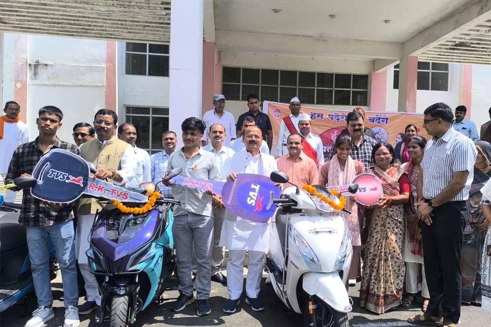 मुख्यमंत्री स्कूटी योजना के अंतर्गत 10 मेधावी विद्यार्थियों को प्रदान की गई स्कूटी