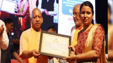 मुख्यमंत्री योगी आदित्यनाथ के हाथों नियुक्ति पत्र पाकर खिले अभ्यर्थियों के चेहरे, बोले- बिना भेदभाव मिली नौकरी